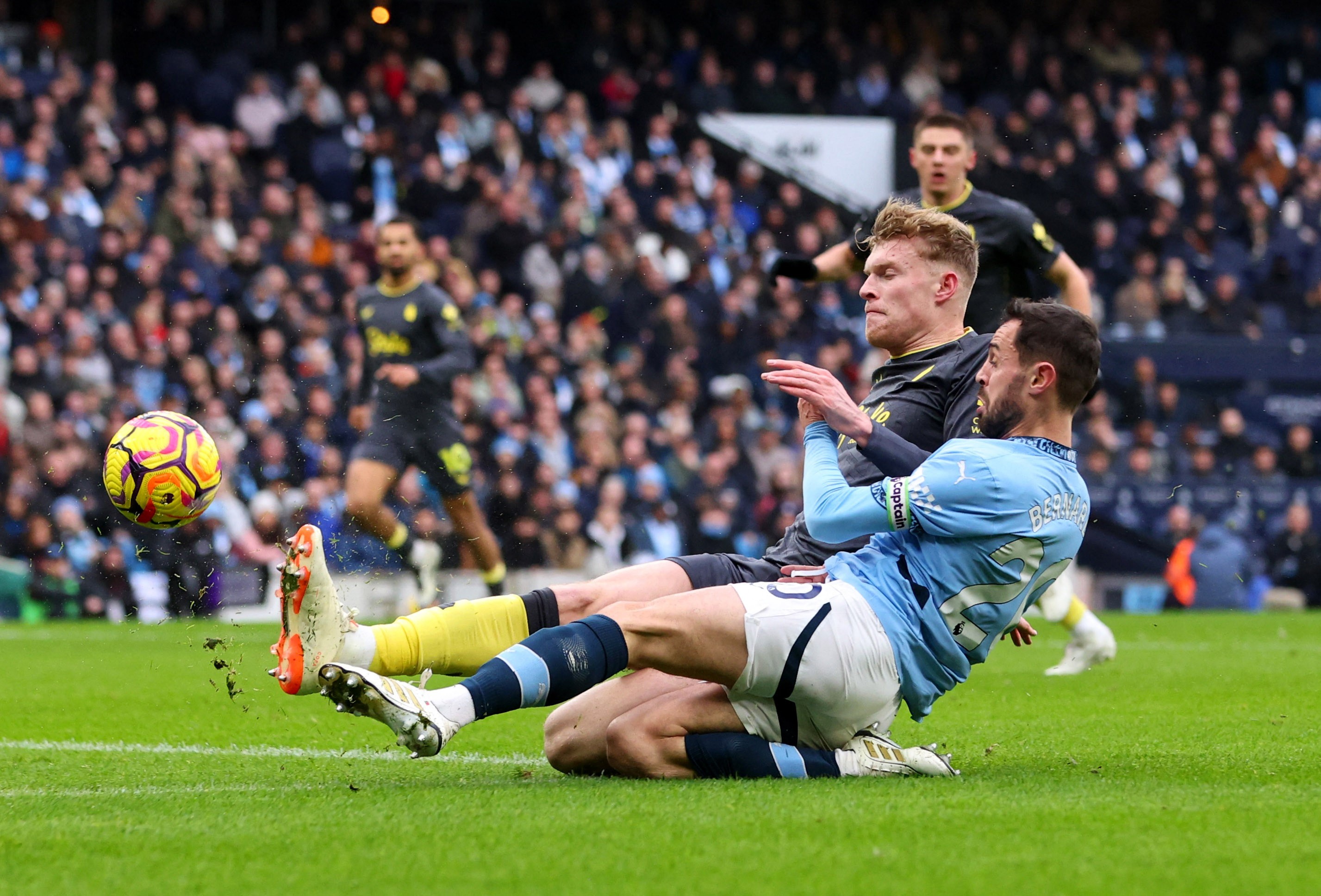 球场上的较量让球迷们为之狂热尖叫的简单介绍