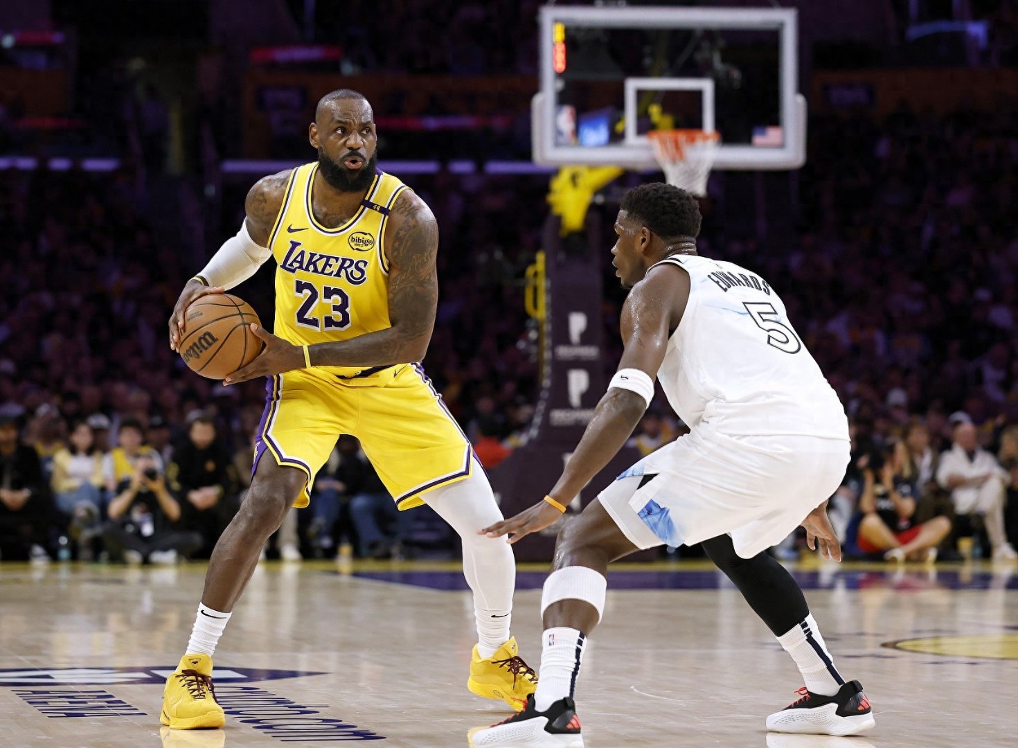 包含爵士胜鹈鹕，高效进攻团队篮板不敌的词条