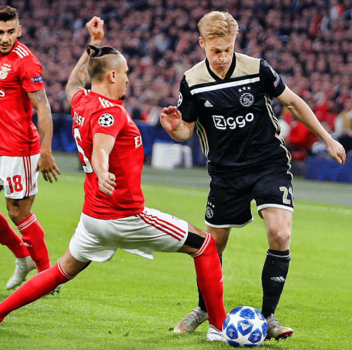 阿贾克斯客场险胜，扩大荷甲领先优势