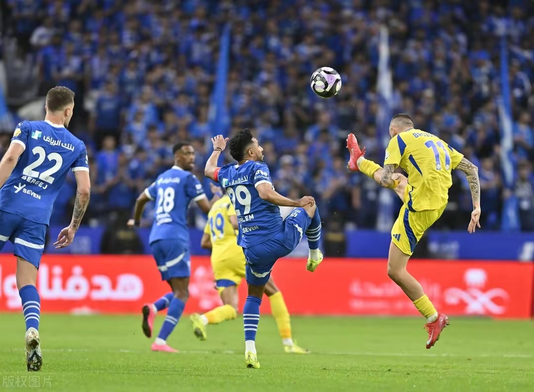 包含智利足球大战届时开始，卫冕冠军全力备战的词条