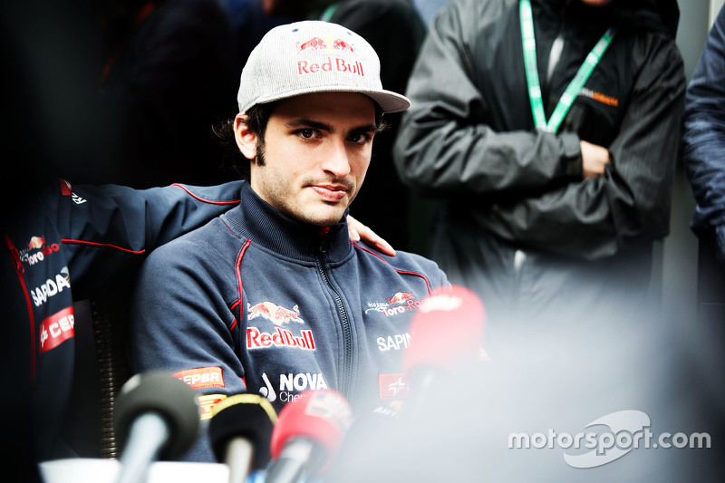 红牛二队险胜阿斯顿马丁，塞恩斯统治全场的简单介绍