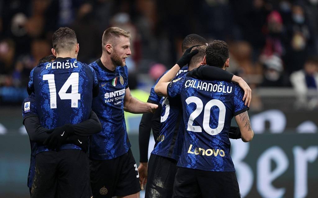 AC米兰客场平裁减法，领跑意甲联赛积分榜的简单介绍