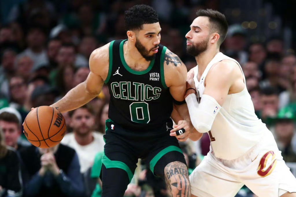 凯尔特人B队碾压法国男篮，浓眉高光表现的简单介绍